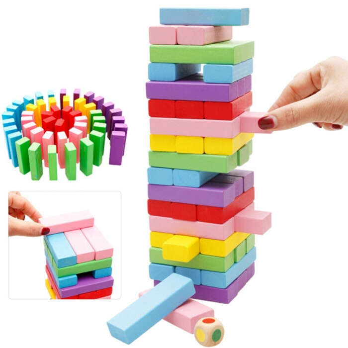 Turnul instabil Jenga cuburi din lemn colorate joc de societate.