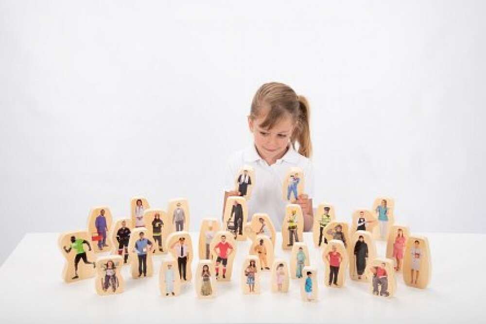Set figurine cu oameni din comunitate din lemn - 32 de piese faţă-verso